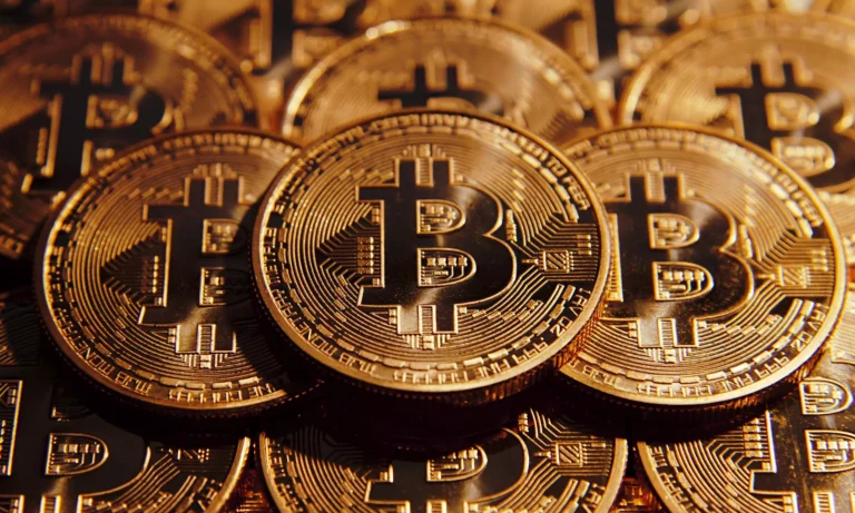 Por que você deve investir em Bitcoin